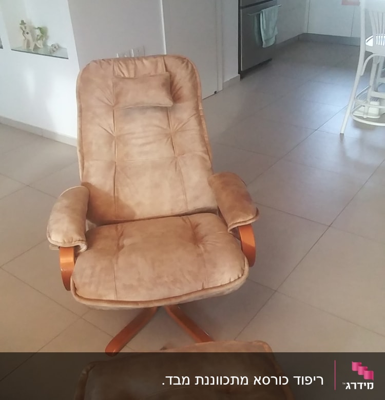 כורסה מרופדת עם הדום תואם על שטיח